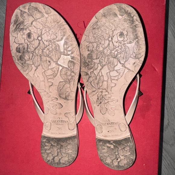Valentino Garavani Rockstud Rubber Sandals - POUDRE/NUDE Size: 6 - Picture 4 of 4